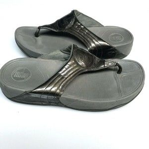 FitFlop Shiny Dark Gray Women's Size US 8 EUR 39  T-Strap Flip Flops Sandals